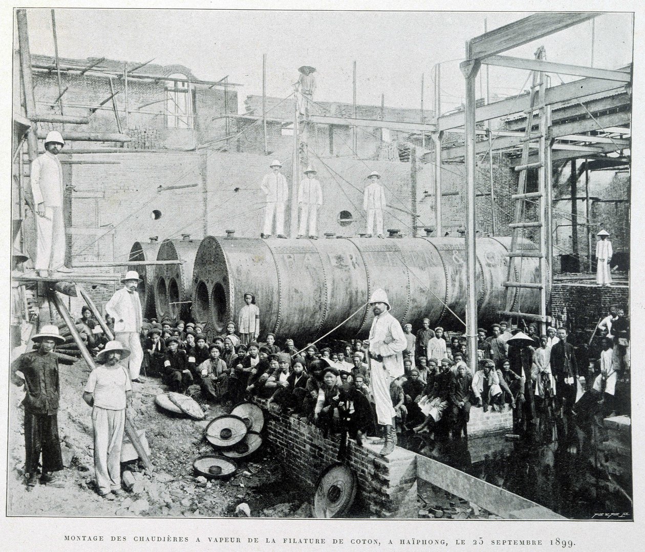 Installasjon av dampkjeler av Haiphong bomull spinning 25/9/1899 - i "" Le Tonkin en 1900" av Robert Dubois. av Unknown photographer