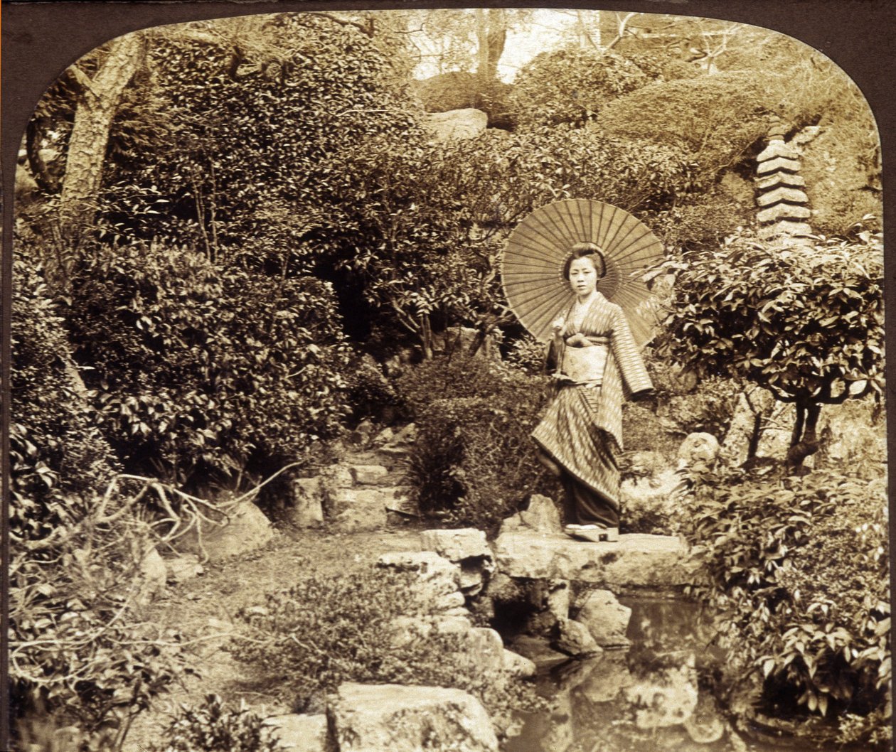 Japansk kimono paraply i en hage - fotografering, sent på 1800-tallet av Unknown photographer