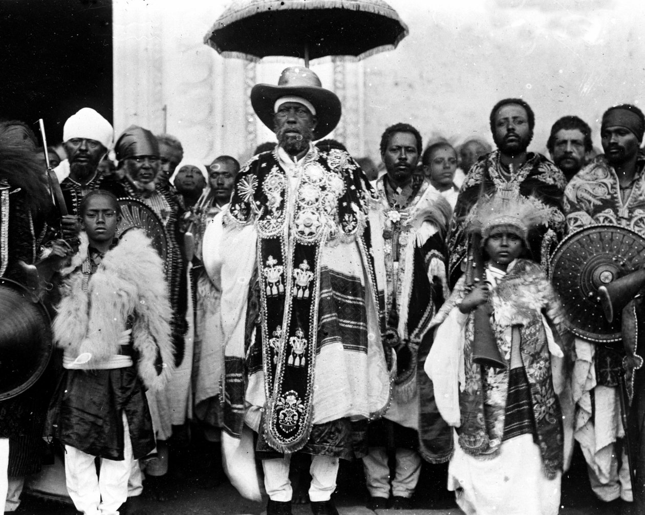 Kong Menelik II (1844 - 1913) omgitt av hoffet sitt. Etiopia. av Unknown photographer