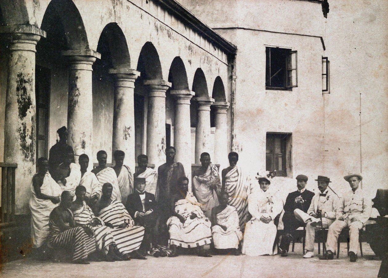 Kong Prempeh og hoff med Dr de Groot og fru de Groot på Gold Coast-slottet av Unknown photographer