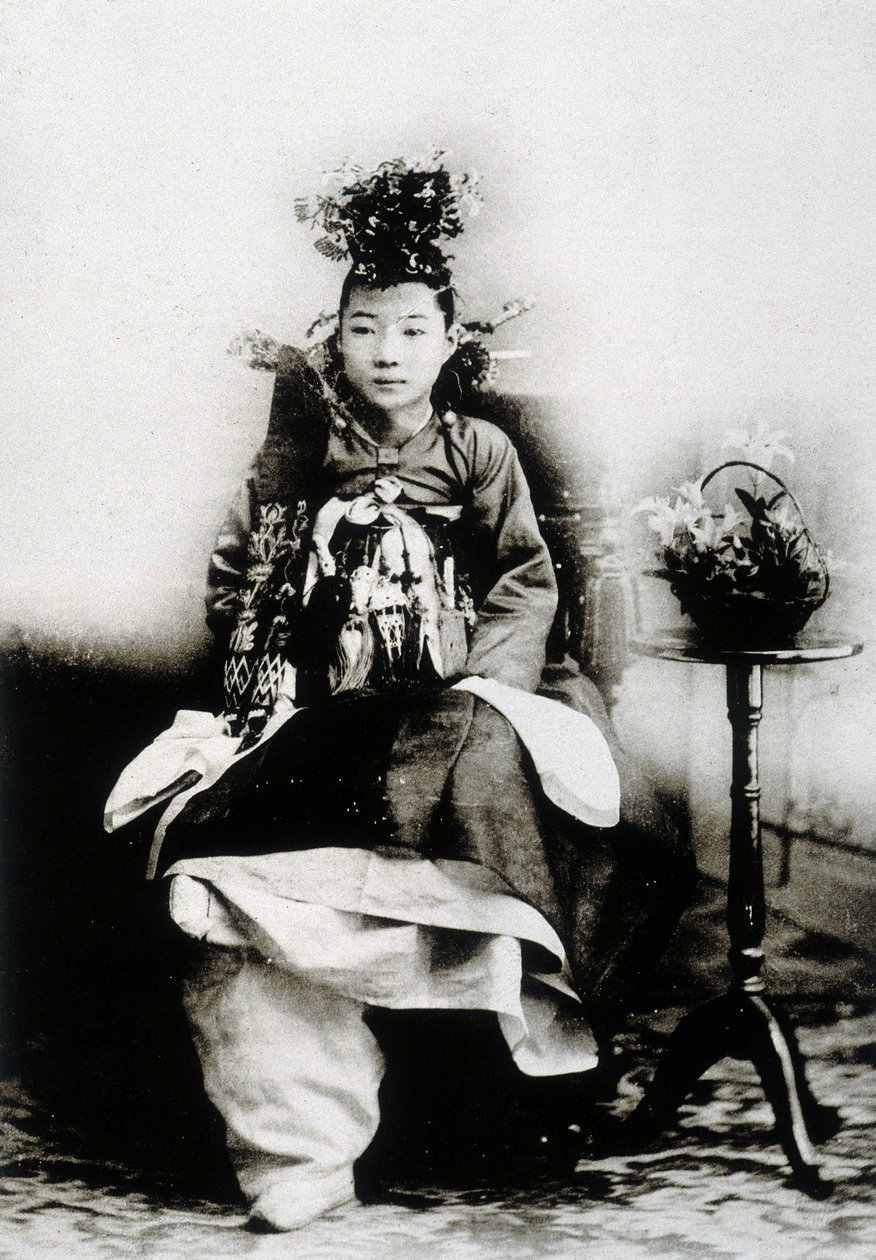 Koreansk kvinne i tradisjonell brudekjole av Unknown photographer