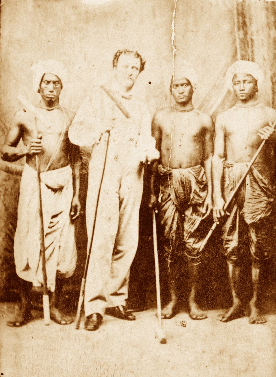 Løytnant Joseph Sherer, assistent for superintendenten av Cachar, med sine bærere, Manipur, 1861 ca. av Unknown