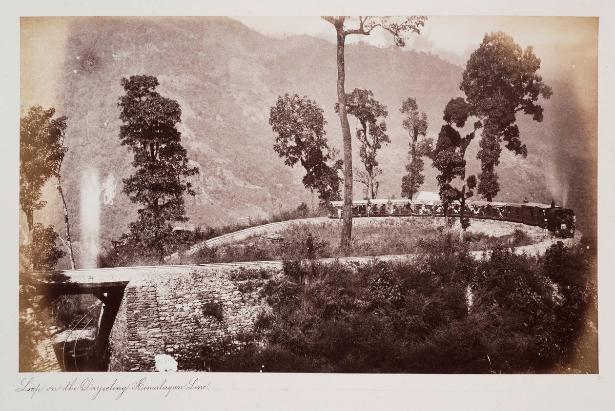 Sløyfe på Darjeeling Himalaya-linjen, ca. 1885 (sepia-bilde) av Unknown photographer