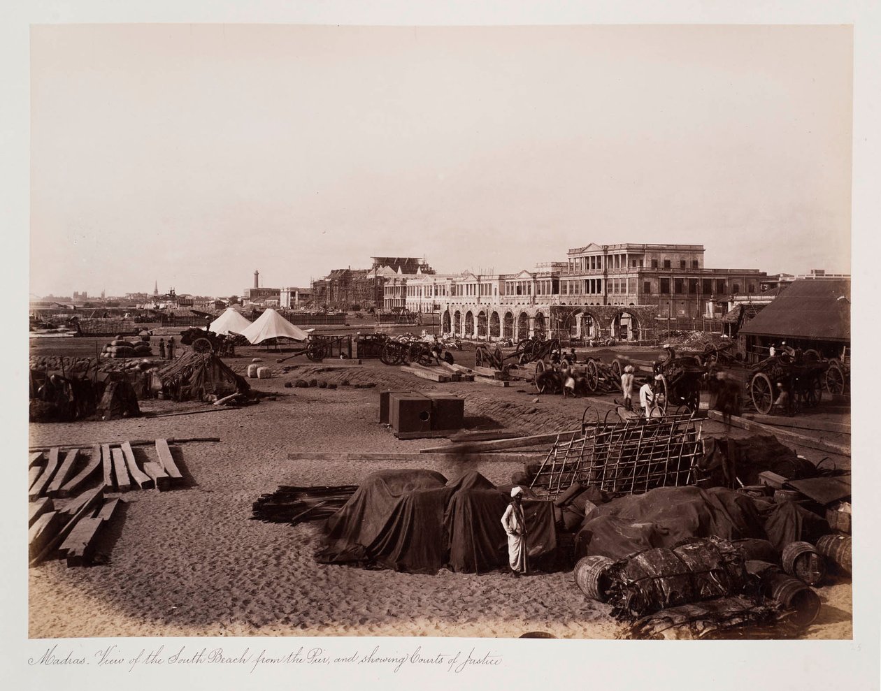 Madras Utsikt over South Beach fra bryggen og viser Courts of Justice, ca. 1885 (sepia-bilde) av Unknown photographer