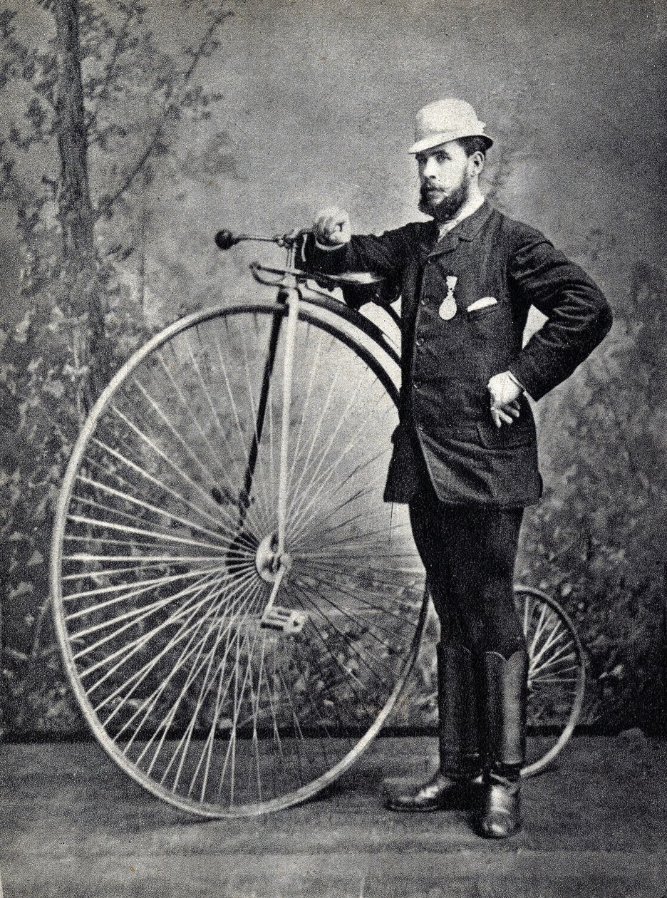 Mann poserer med den store bien (grand bi), velocipedens stamfar. Fotografi, sent på 1800-tallet, Paris. Coll. Selva. av Unknown photographer