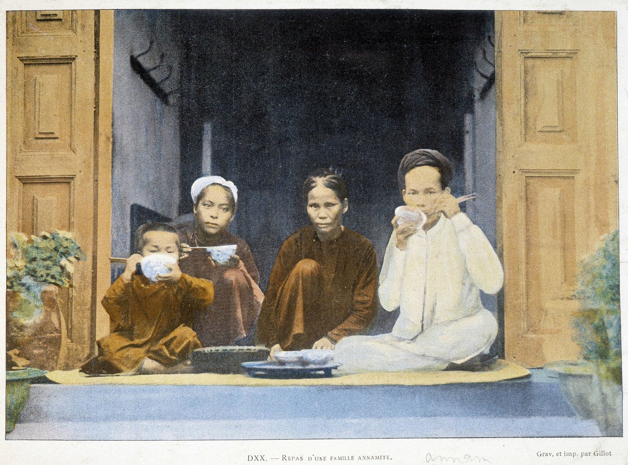 Meal of an Annamite family, v. 1895, "" Around the World", slutten av 1800-tallet. av Unknown photographer