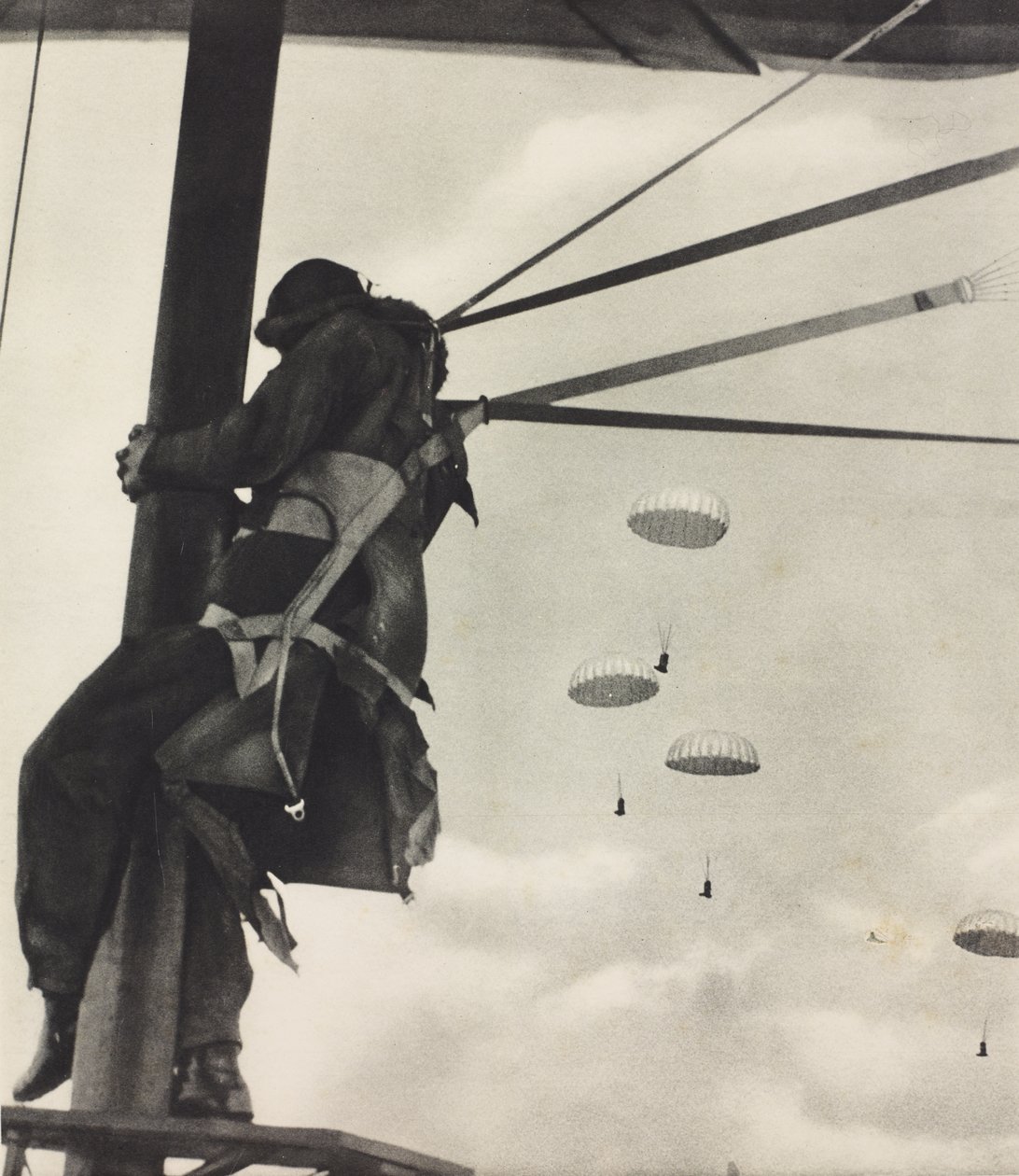 Øyeblikk før slipp, RAF-flyver klar til å forlate flyet med fallskjerm, fotografi fra Illustrated London News, 29. juni av Unknown photographer