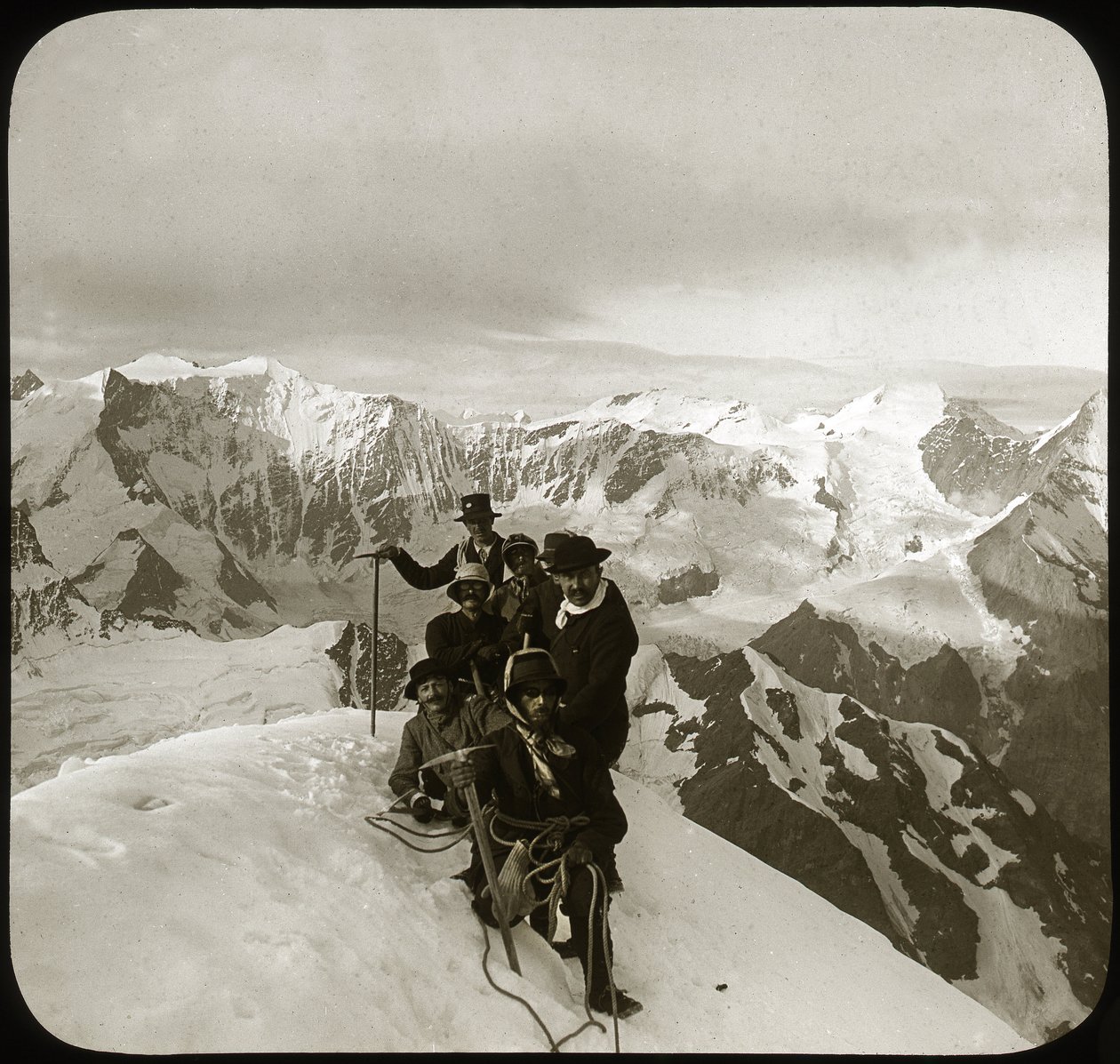 Fjellklatring på slutten av 1800- eller begynnelsen av 1900-tallet: gruppe fjellklatrere på toppen av Wetterhorn (bokstavelig talt "Tidens Horn", 3 692 m), toppen av Wetterhorner-massivet, Berner Alpene, kantonen Bern, Sveits - klatring, cordee - fotog av Unknown photographer