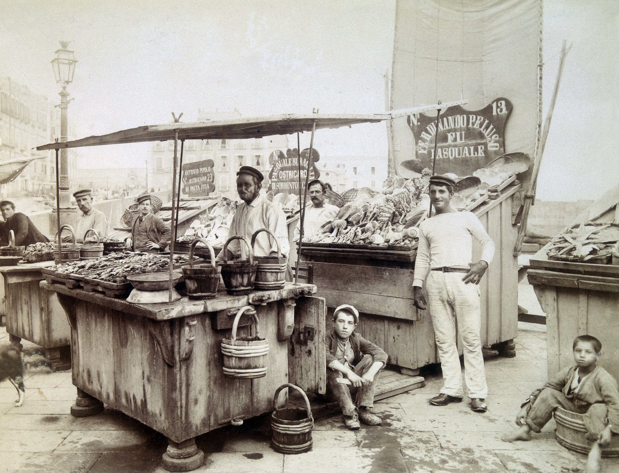 Østersselgere fra Santa Lucia til Napoli, sent på 1800-tallet av Unknown photographer