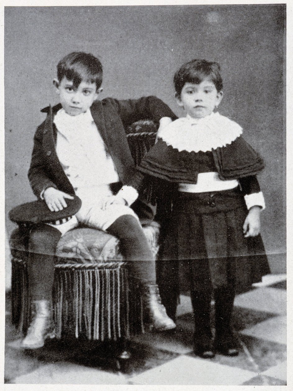 Pablo Picasso i en alder av syv og søsteren hans - i "Picasso, ikonografiske dokumenter"" av Sabartes av Unknown photographer
