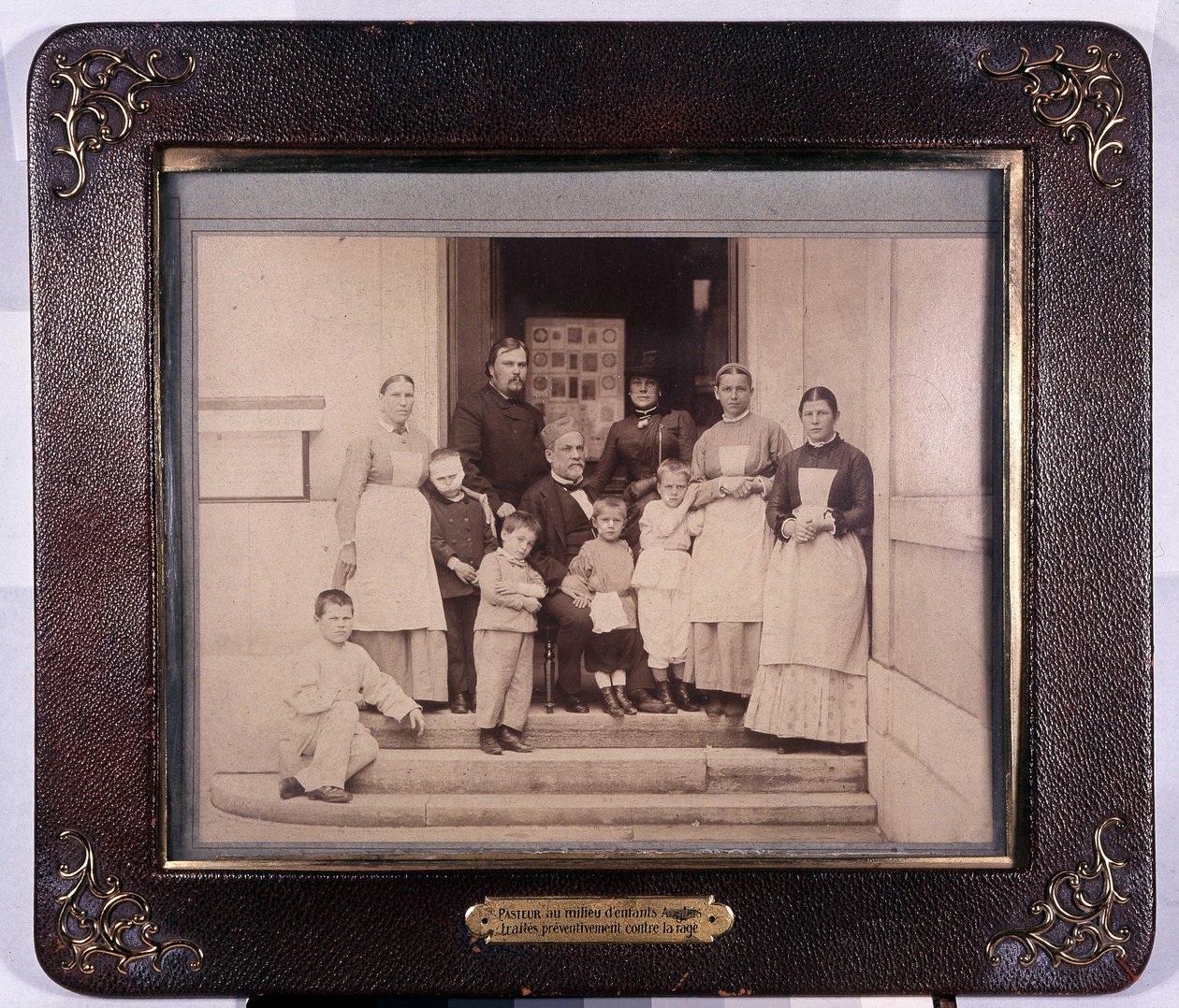 Pastor blant engelske barn behandlet forebyggende mot rabies. Pastormuseet. av Unknown photographer