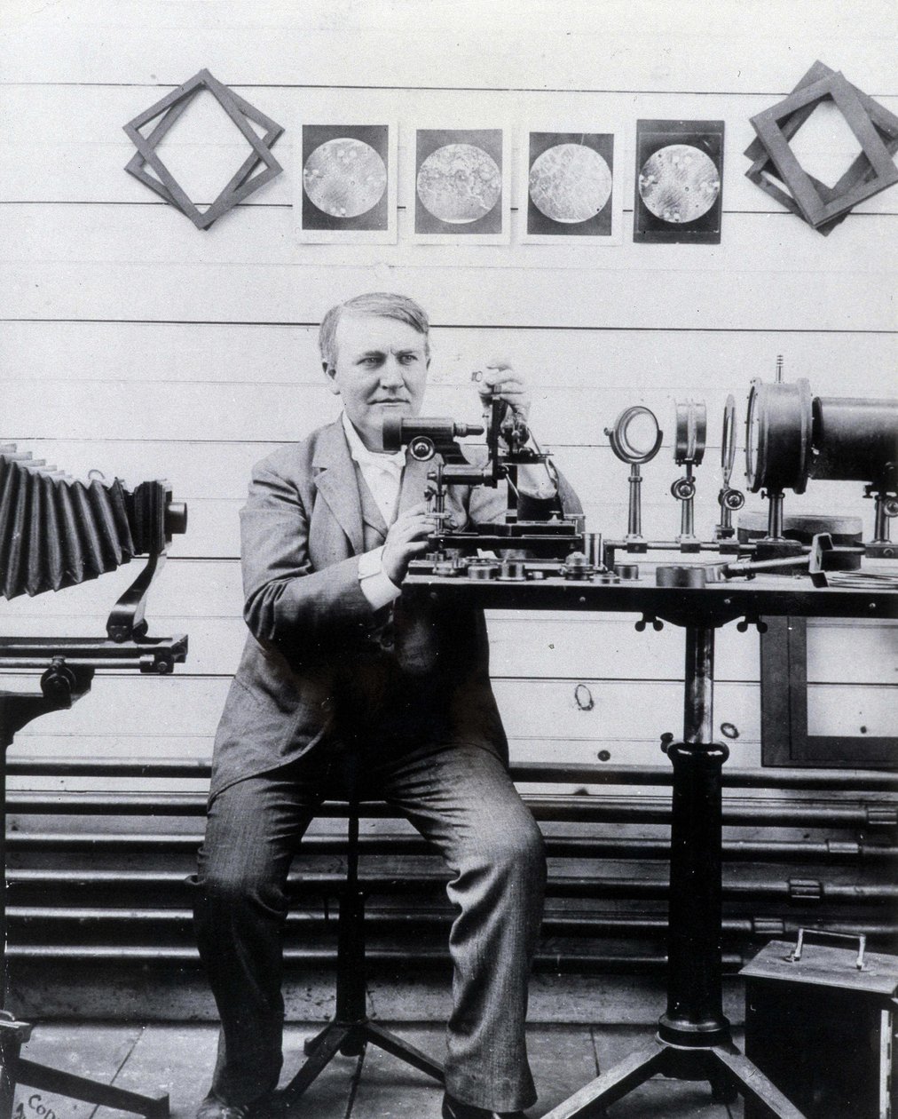 Bilde av Thomas-Alva Edison foran sin fonograf. av Unknown photographer
