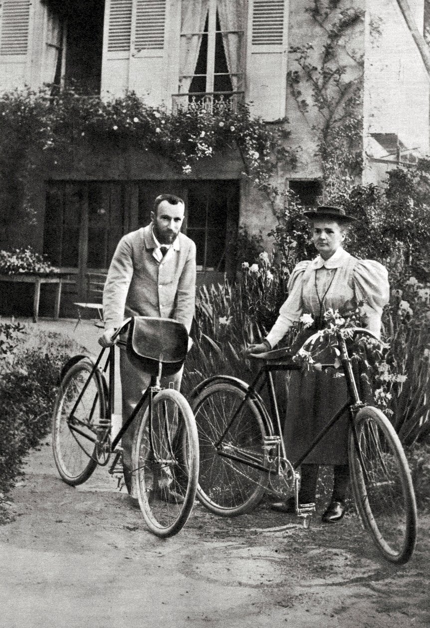 Pierre og Marie Curie i hagen deres av Unknown photographer