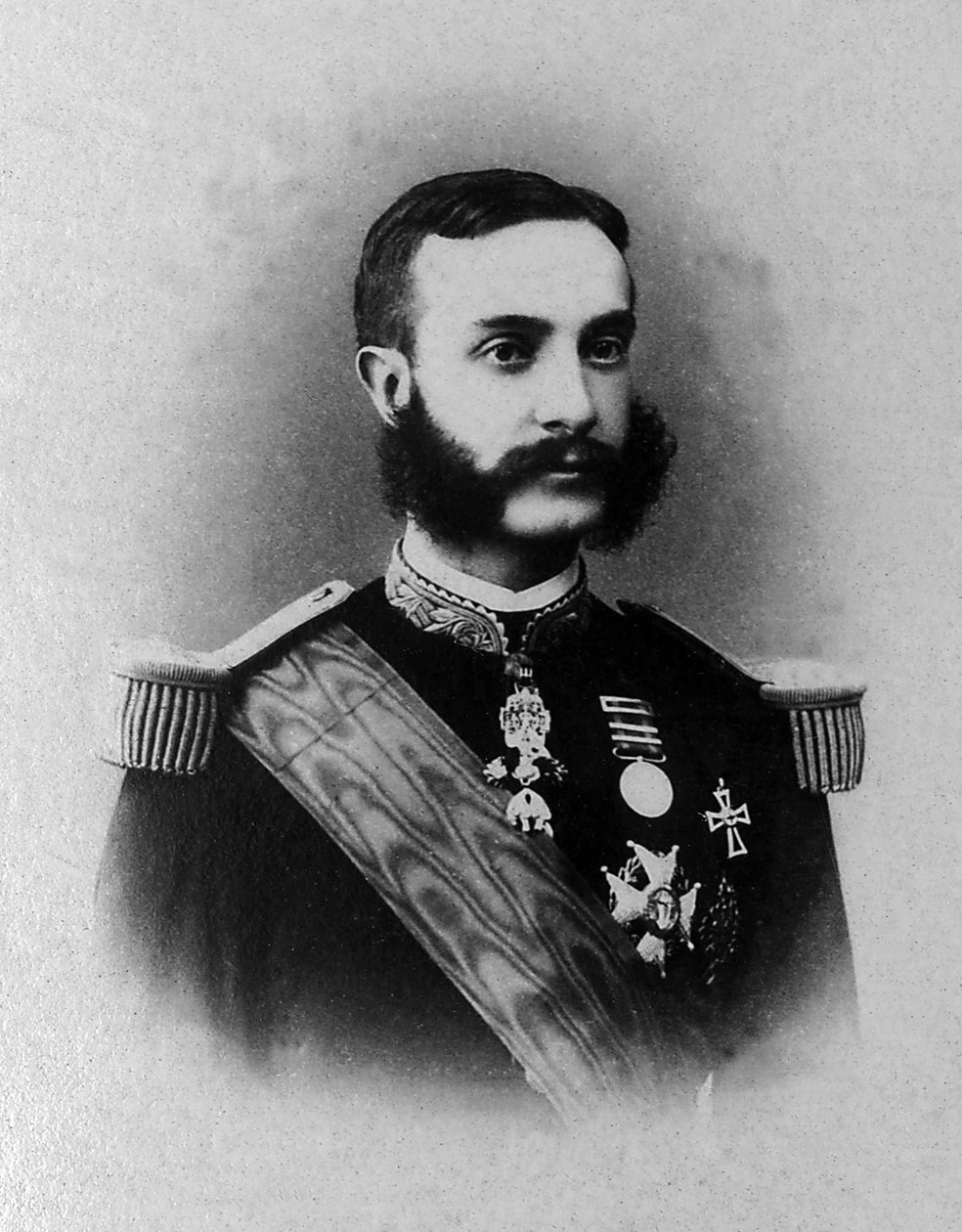 Portrett av Alfonso XII (1857-1885), han ble konge av Spania fra 1874 til 1885 etter en lang eksil i Europa. av Unknown photographer