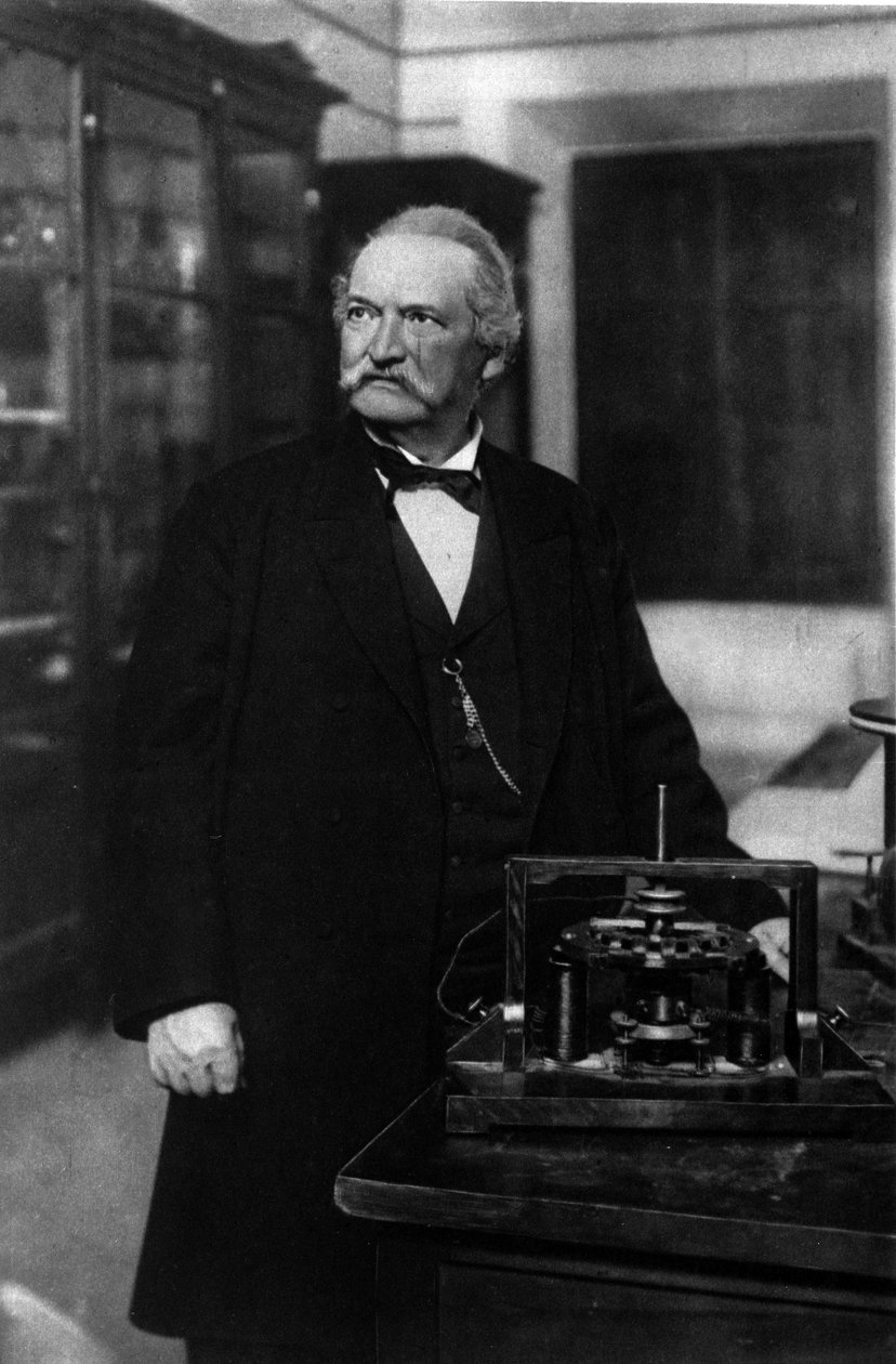 Portrett av Antonio Pacinotti italiensk fysiker (1841-1912) med sin ring (Anello). av Unknown photographer