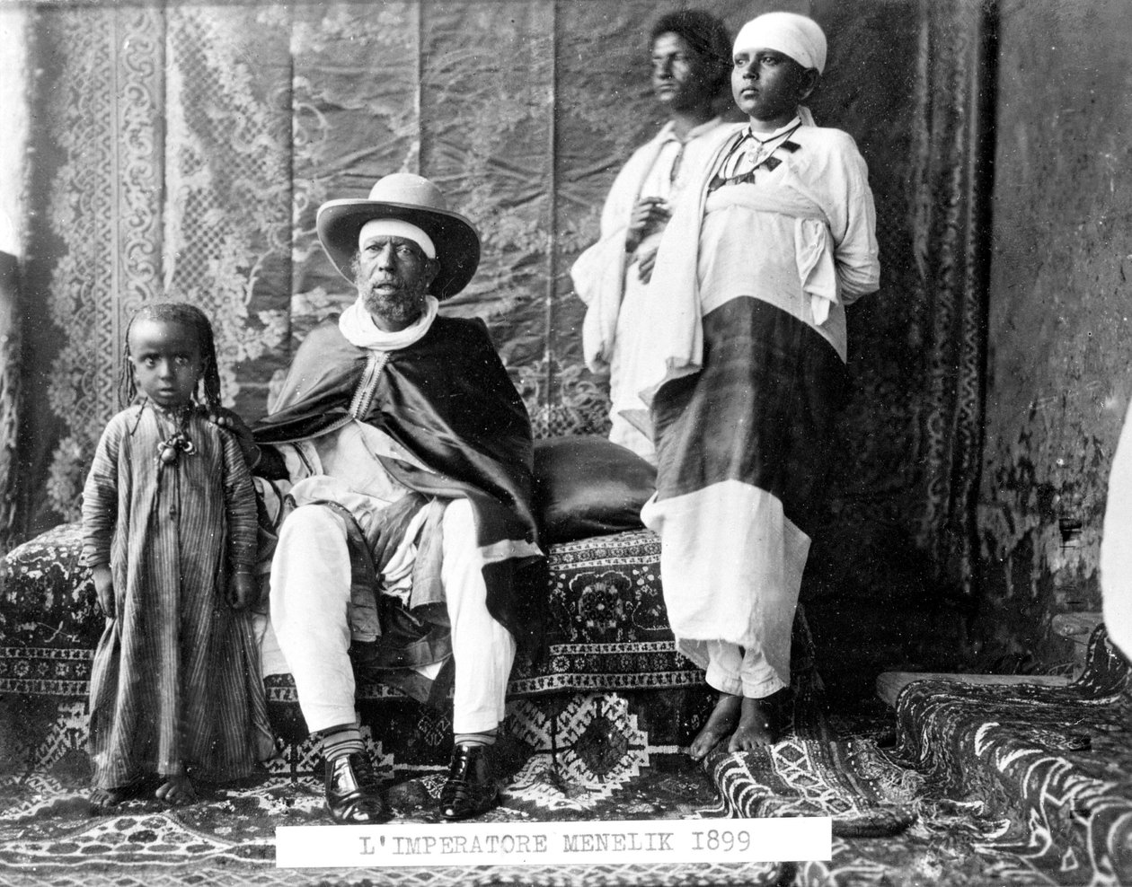 Portrett av keiser Menelik II av Etiopia (1844 - 1913) med sin familie. av Unknown photographer