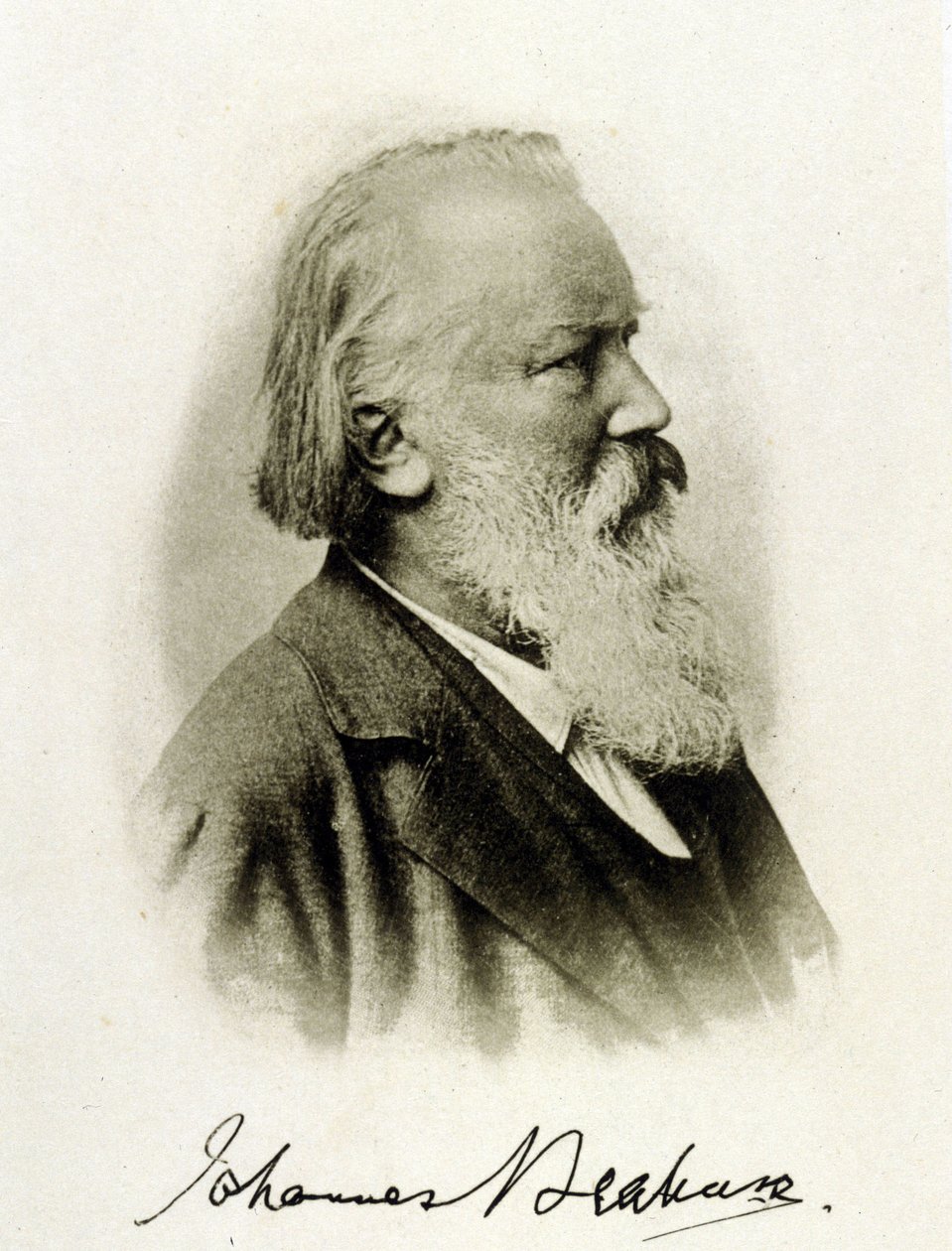 Portrett av Johannes Brahms (1833 - 1897), tysk komponist på et autograffotografi. av Unknown photographer