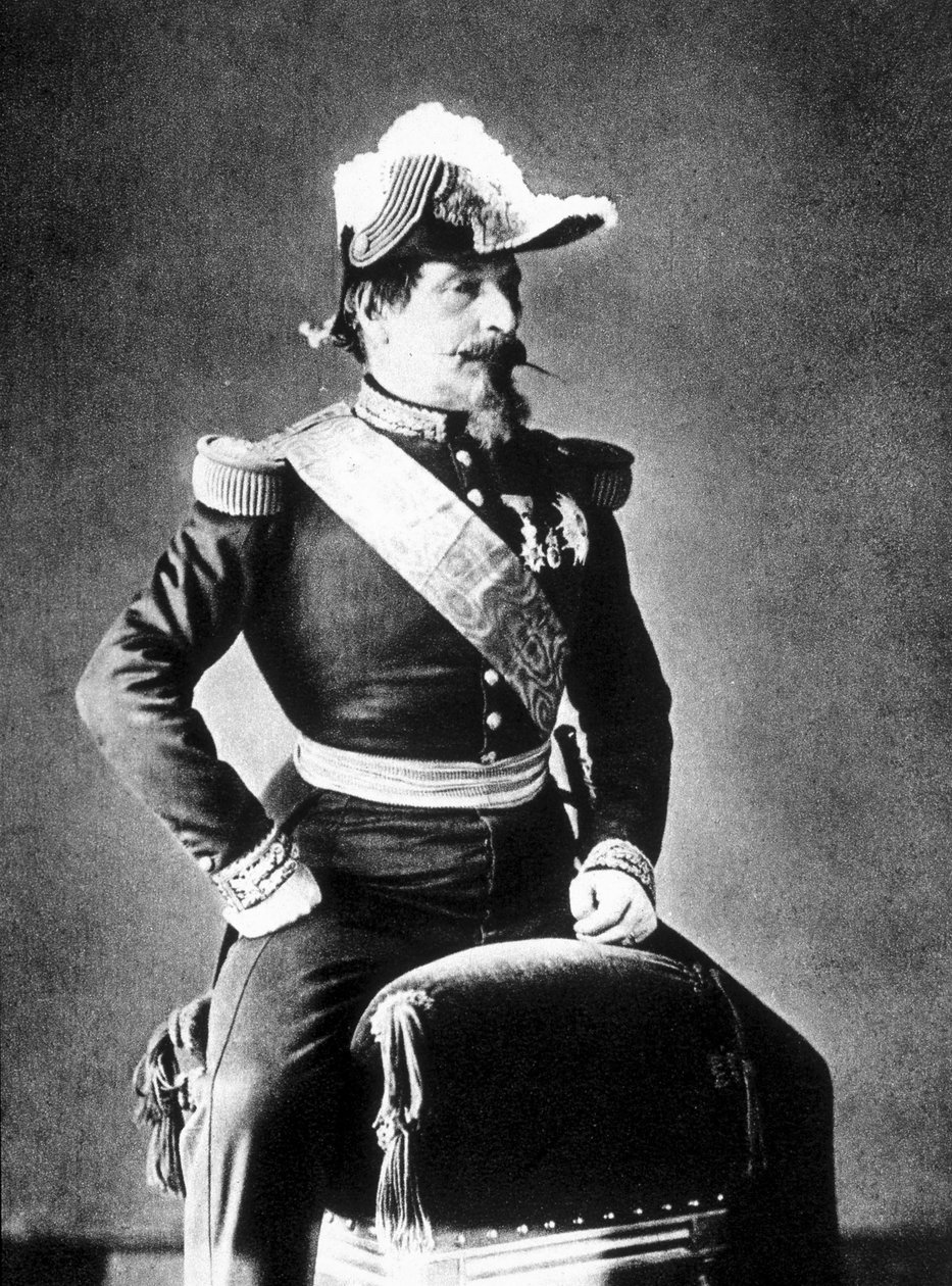 Portrett av Napoleon III sittende i califourchon på en krakk. av Unknown photographer