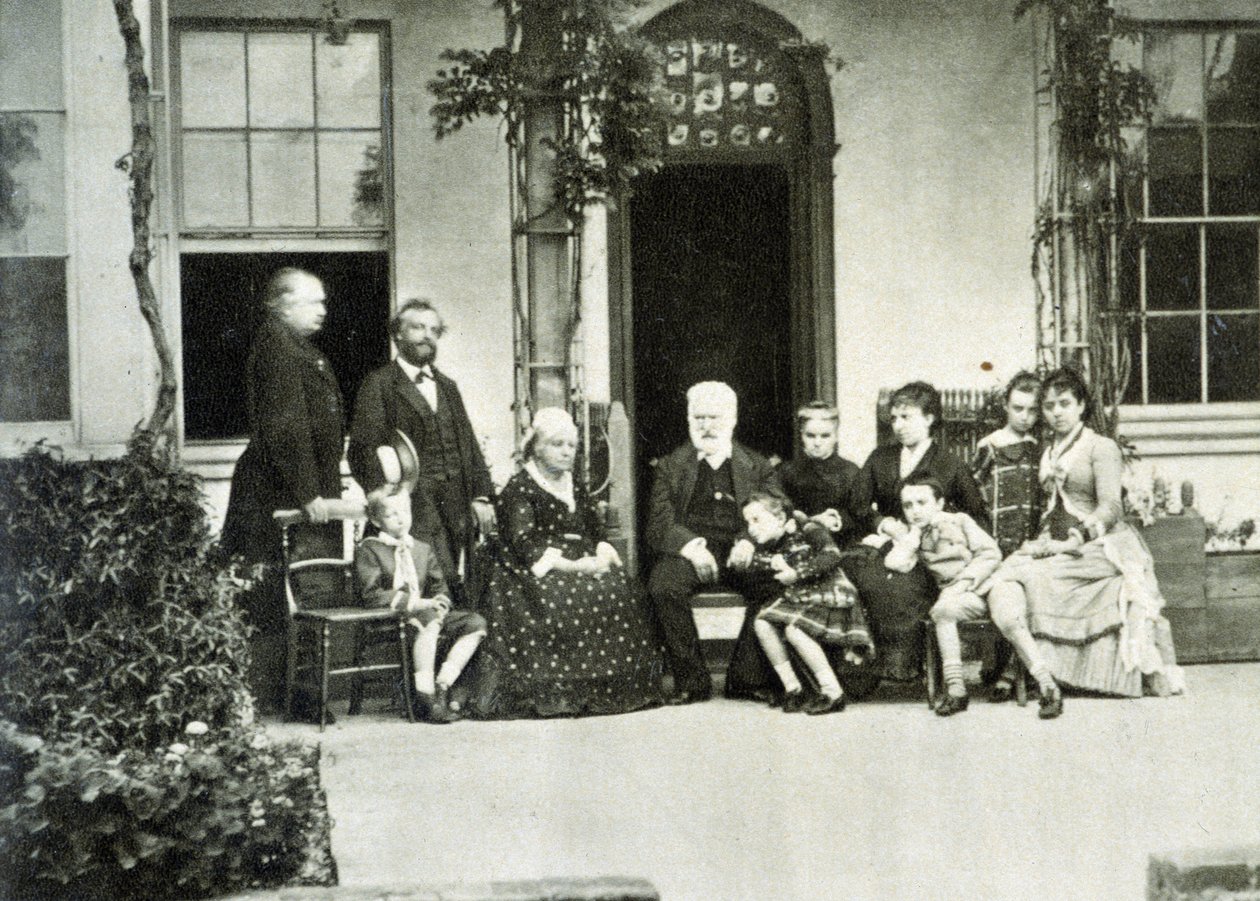 Portrett av Victor Hugo i eksil på Guernsey i 1866 med Juliette Drouet til høyre. av Unknown photographer