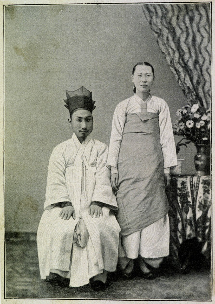 Portrett av en Coreen-tjenestemann og hans kone på slutten av 1800-tallet. av Unknown photographer