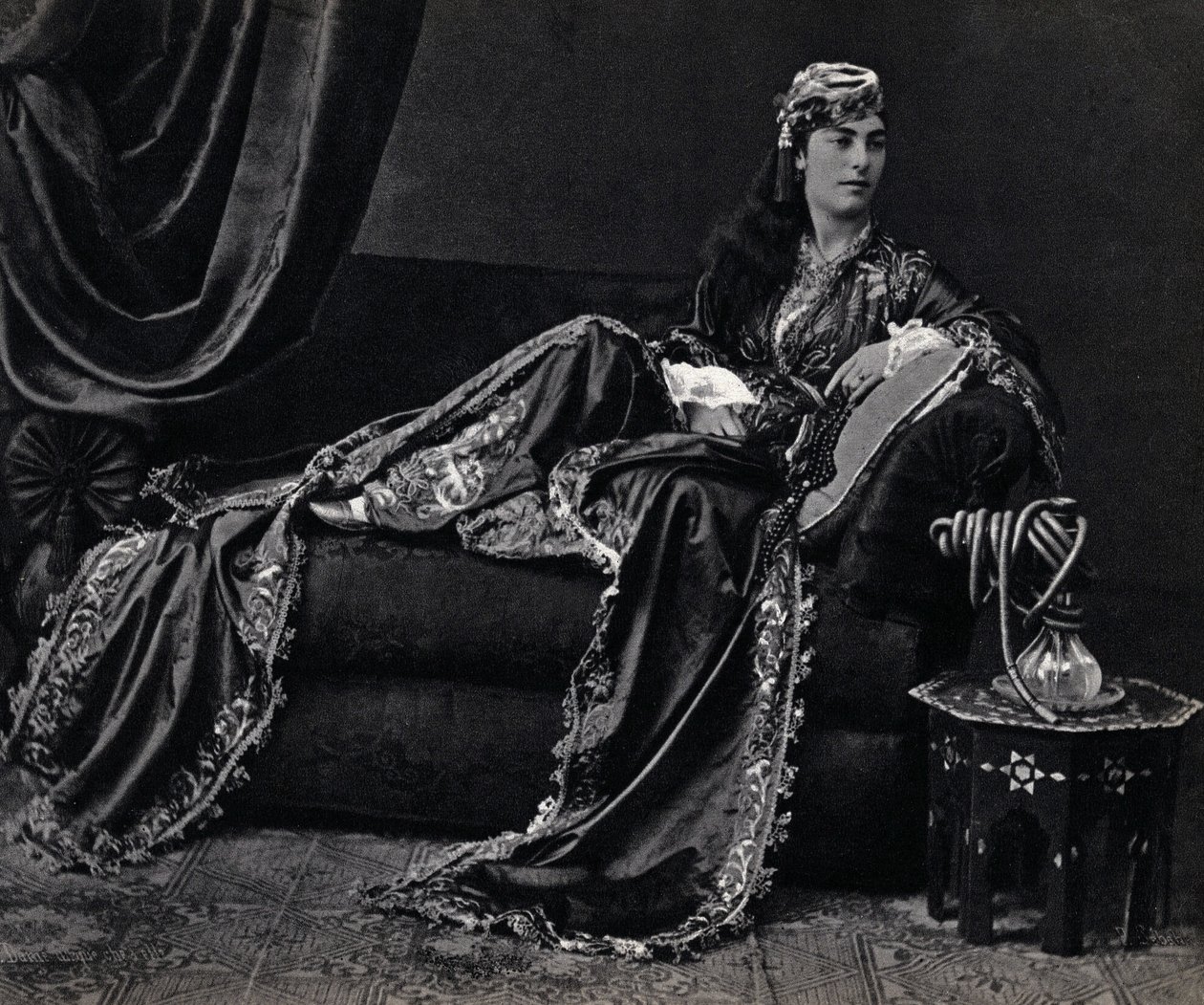 Portrett av en tyrkisk dame. Fotografi, sent på 1800-tallet, Paris. Coll. Selva. av Unknown photographer