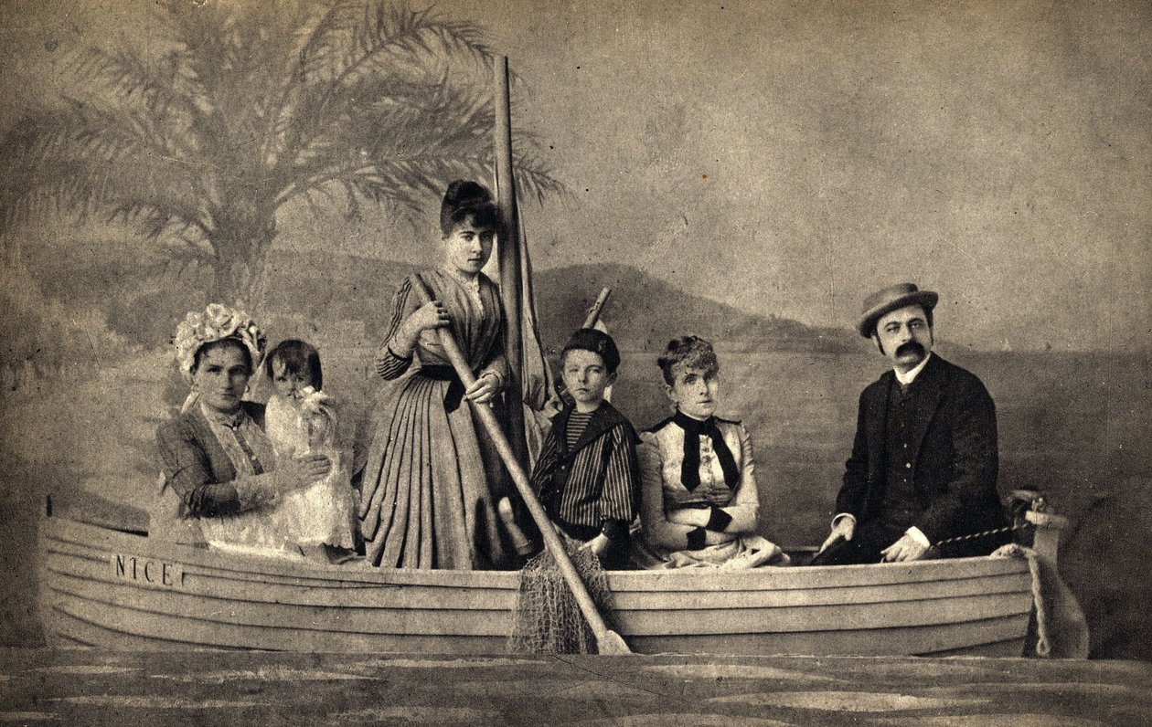 Portrett av en familie med en fotograf, iscenesatt i en båt. Fotografi, sent på 1800-tallet, Paris. Coll. Selva. av Unknown photographer