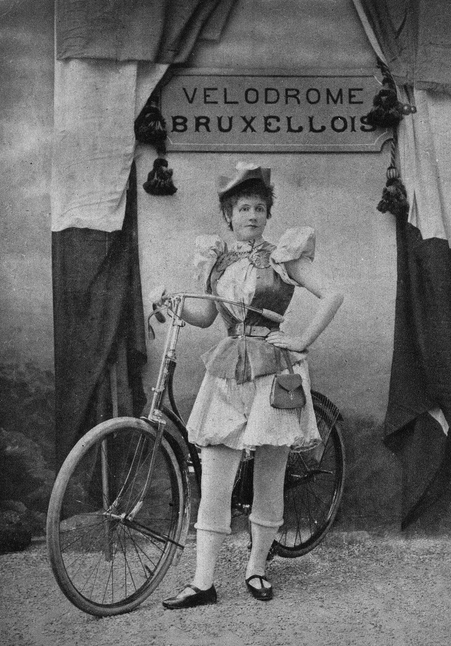 Portrett av en kvinnelig syklist. Fotografi, sent på 1800-tallet, Paris. Coll. Selva. av Unknown photographer