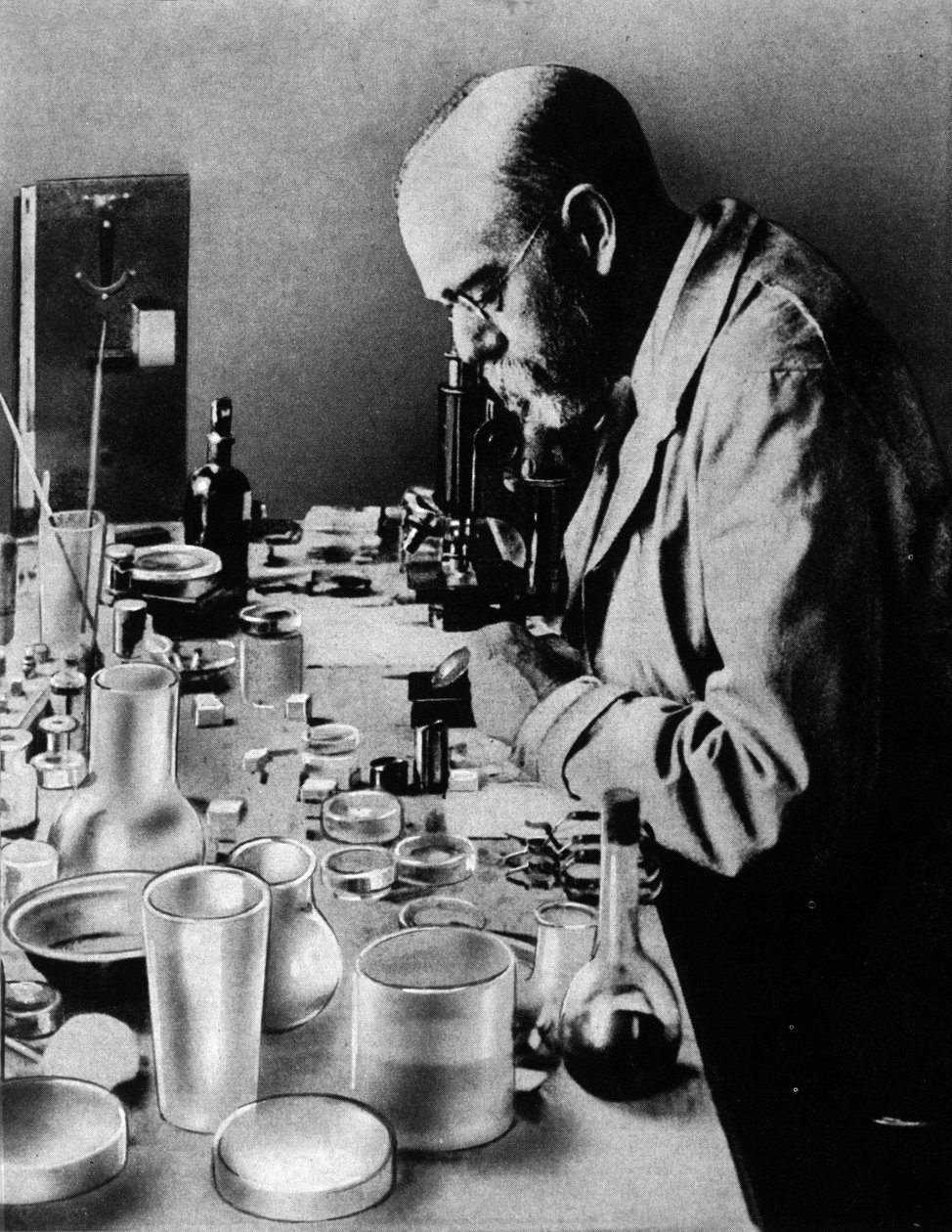 Portrett av den tyske legen Robert Koch (1843-1910) i laboratoriet hans. av Unknown photographer