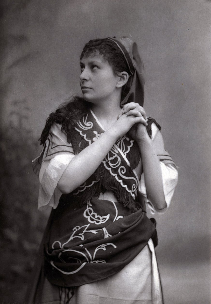 Portrett av sopranen Elisabeth Janvier i «Le Tribut de Zamora»» av Charles Gounod i 1881. av Unknown photographer