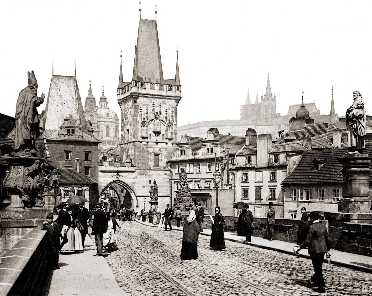 Praha. Karlsbroen og gamlebytårnet. rundt 1890. av Unknown photographer