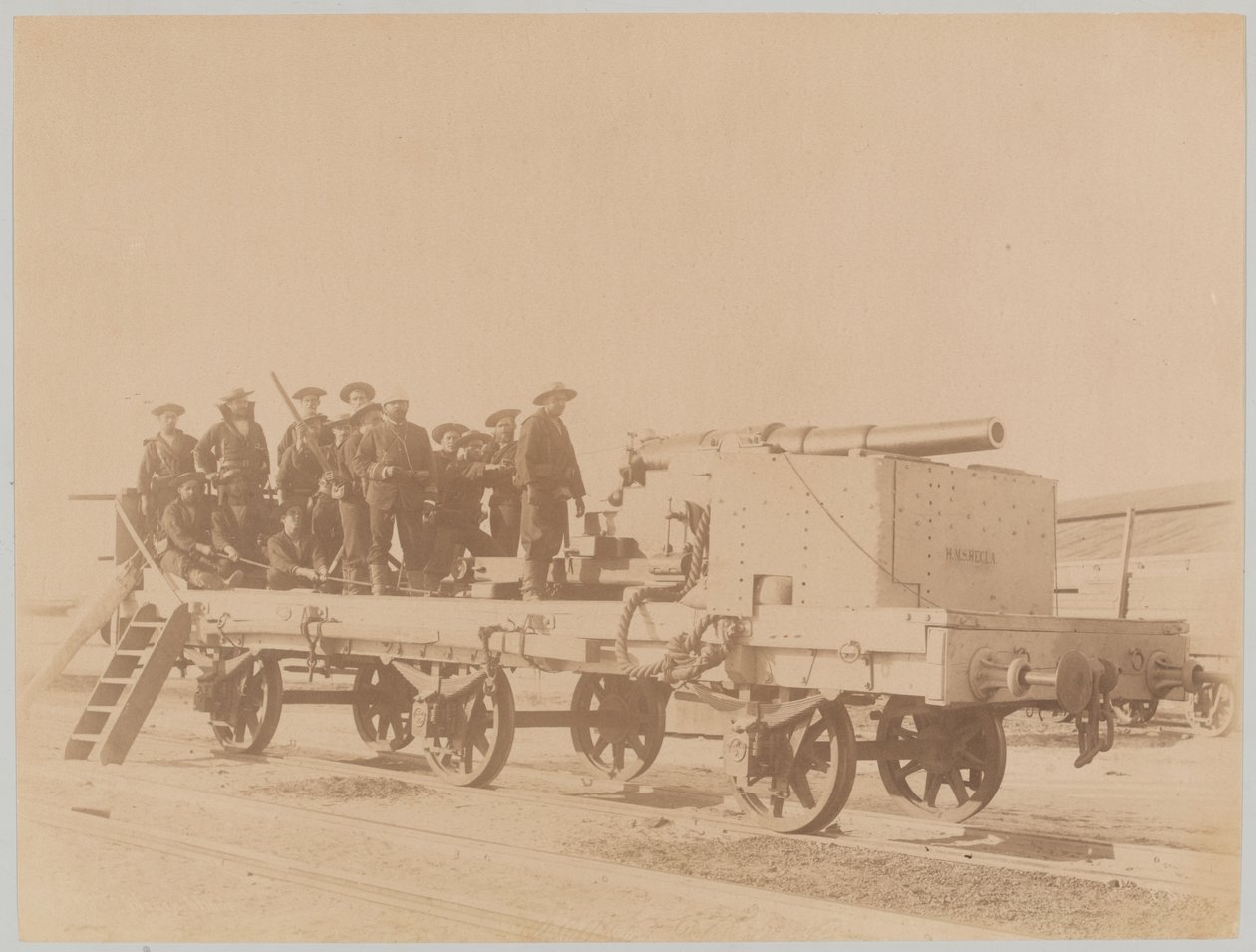 Sjømenn fra HMS ‘Hecla’ som bemanner en marinepistol montert på flat jernbanevogn, Egypt av Unknown photographer
