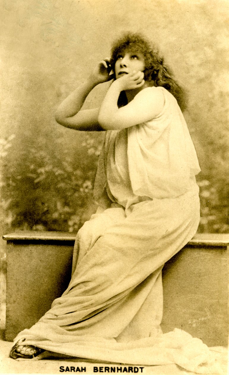 Sarah Bernhardt i tittelrollen som 'Izey' ved Abbey Theatre, Irland i 1896 (Postkort) av Unknown photographer