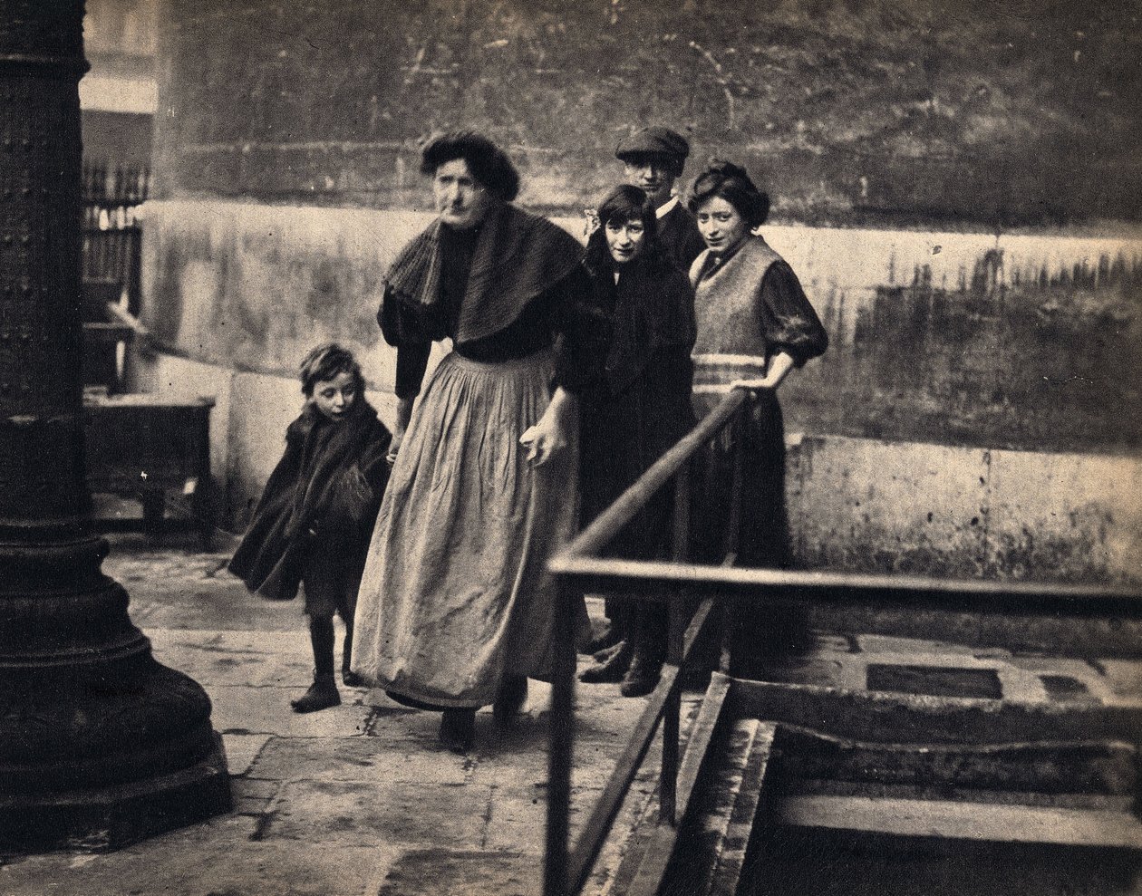 Scene av en familie utvist i Paris. Fotografi, sent på 1800-tallet, Paris. Coll. Selva. av Unknown photographer