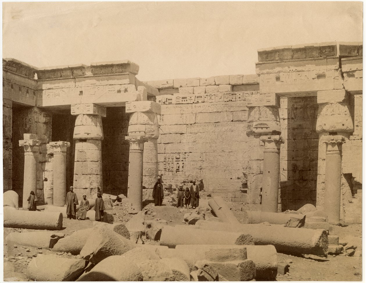 Den andre gårdsplassen til Ramses III-tempelet, nordsiden, Medinet Habu, Egypt, ca 1890 av Unknown photographer