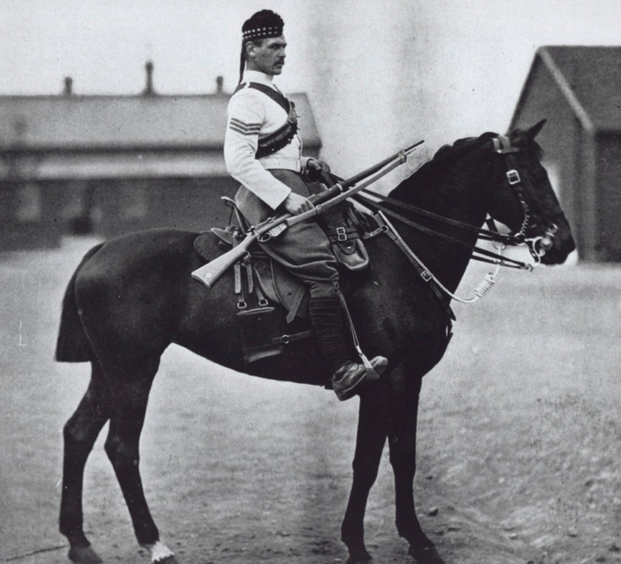 Sersjant for 92nd Gordon Highlanders, utstyrt som en montert infanterist av Unknown photographer
