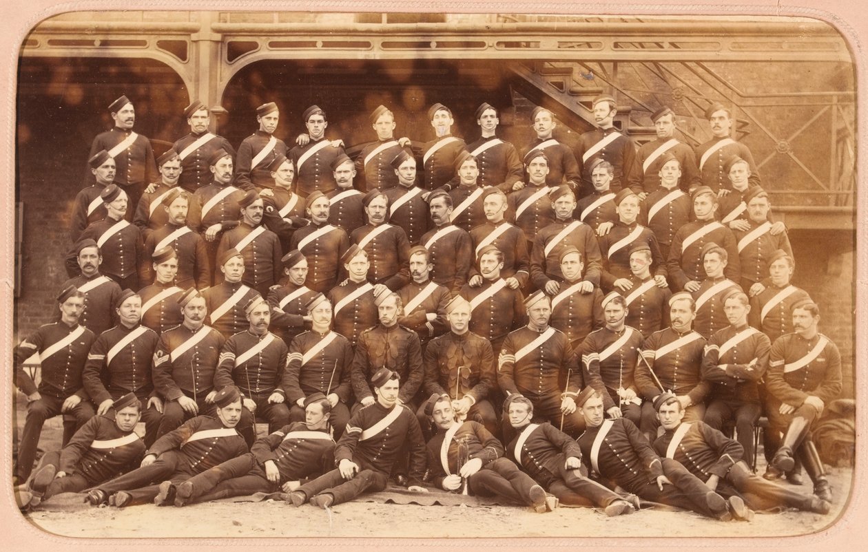 Soldiers of the 1st (Royal) Dragons i stabil kjole, Aldershot av Unknown photographer