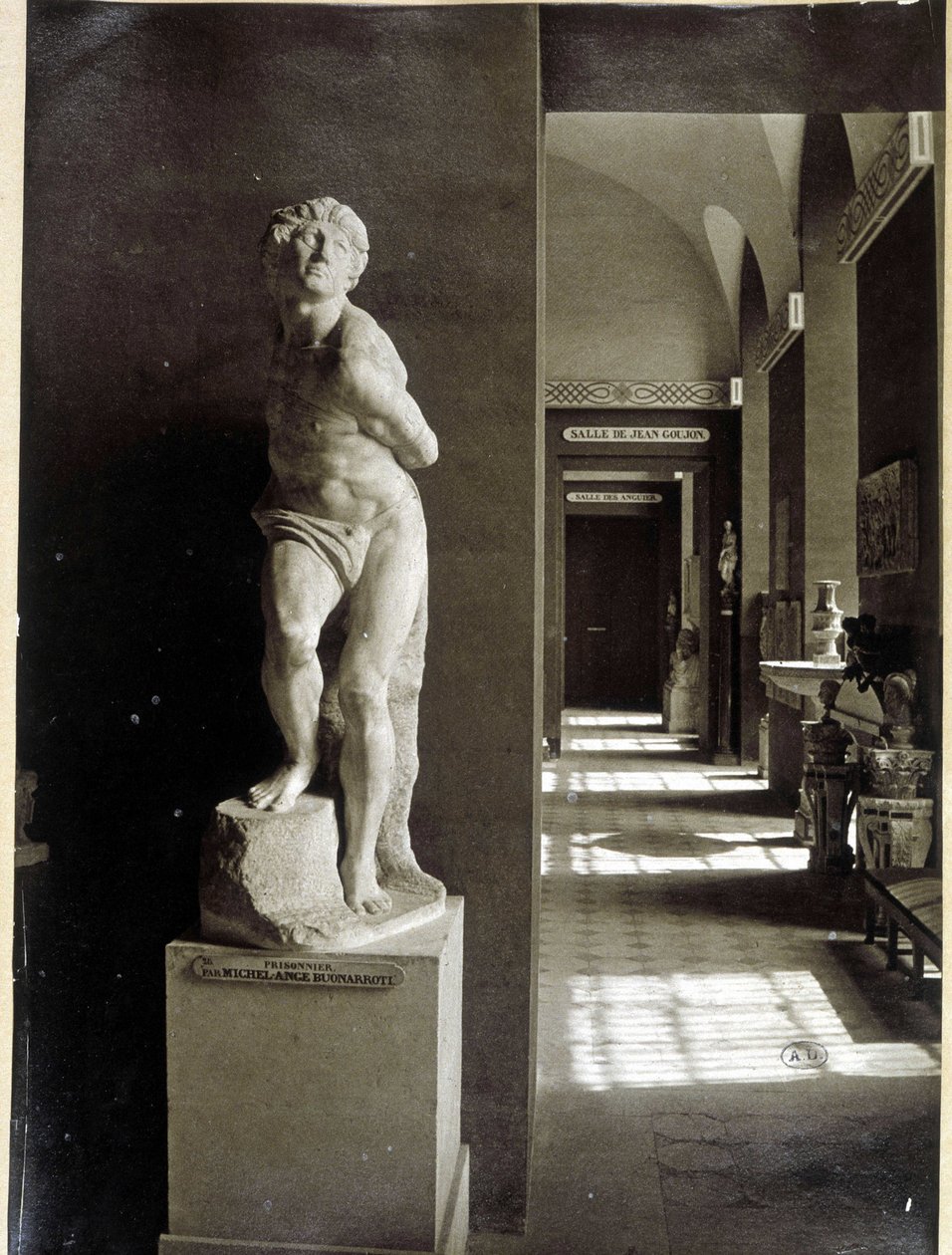 Louvre og "Fangen" av Michelangelo Buonarroti (Michelangelo eller Michelangelo av Unknown photographer
