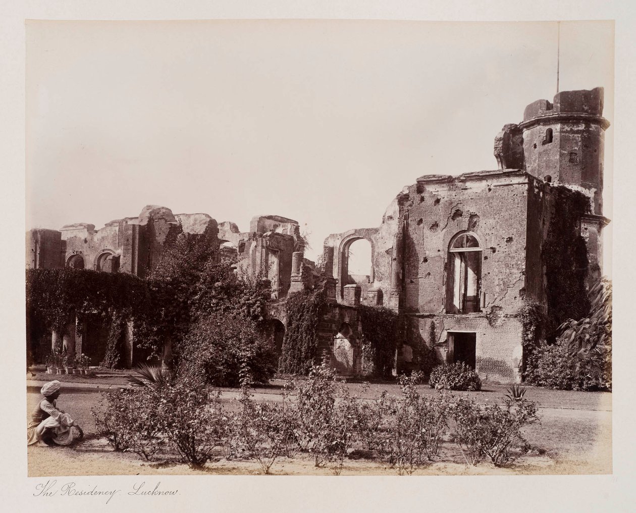 The Residency Lucknow, ca. 1885 (sepia-bilde) av Unknown photographer