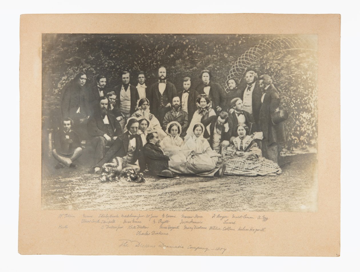 Amatørselskapet for stykket The Frozen Deep, inkludert Charles Dickens, i hagen til Albert Smith av Unknown photographer