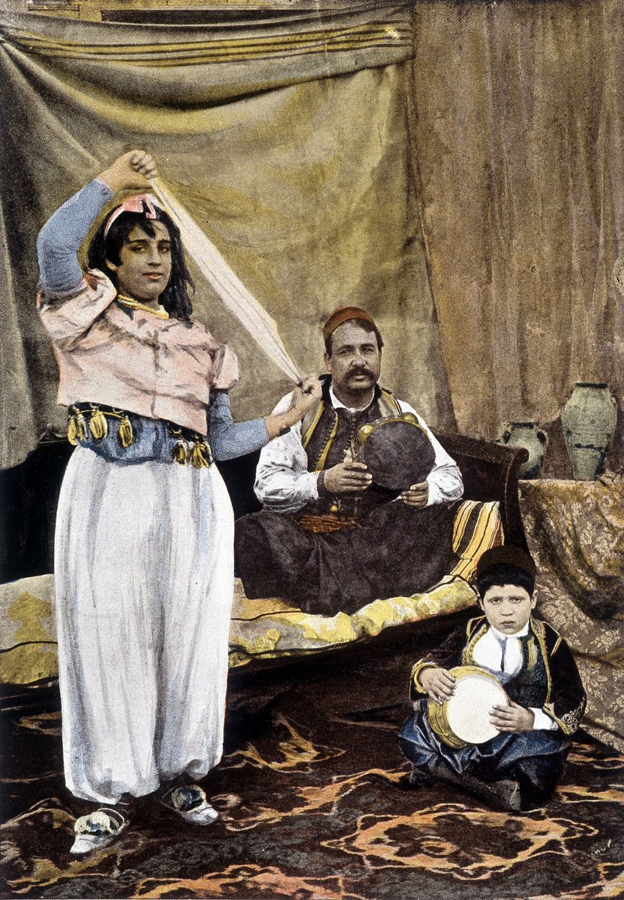Tunisisk danser. 1800-tallsfotografering. av Unknown photographer