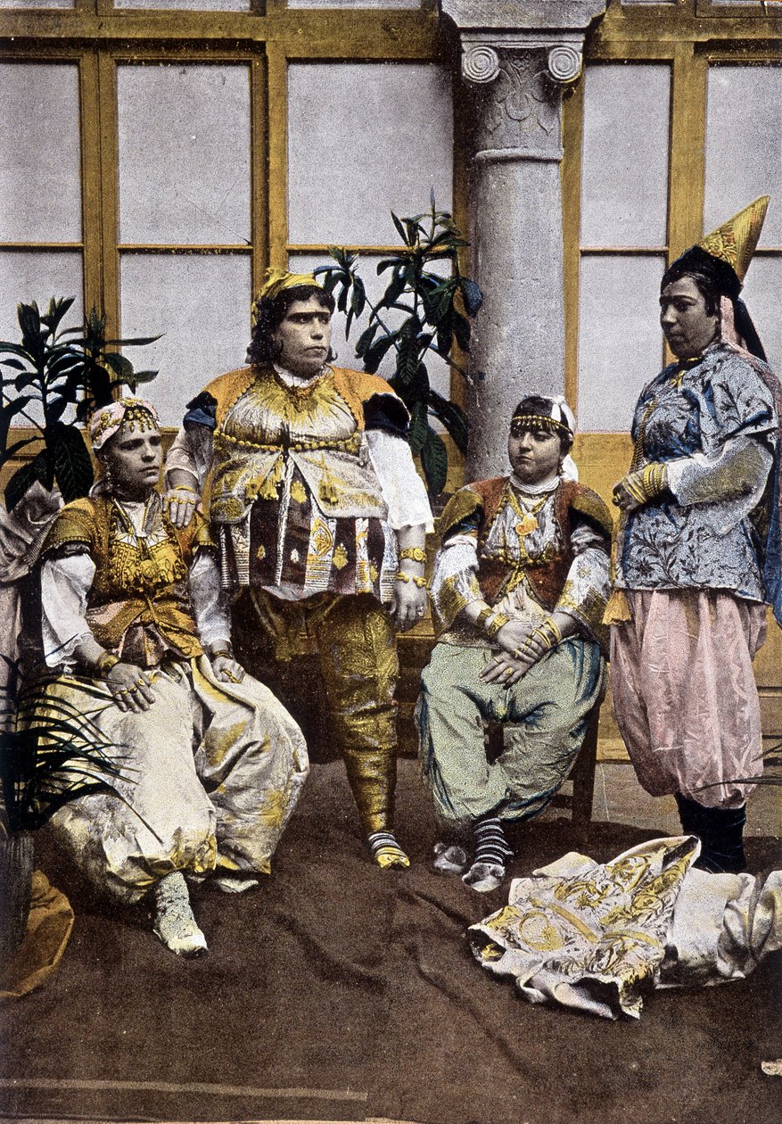 Tunisisk kvinne. Gamle kostymer. 1800-tallsfotografering. av Unknown photographer