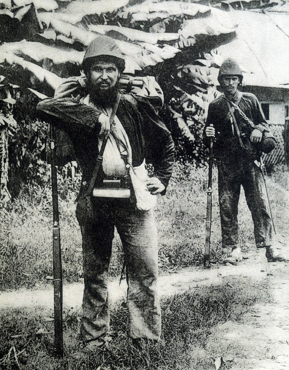 To soldater fra Tonkin-landsbygda i 1883. av Unknown photographer
