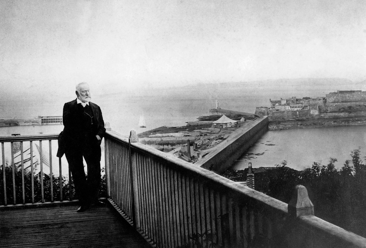 Victor Hugo (1802-1885) ved Hauteville House under eksil på Guernsey (fra 1851 til 1870) i 1868 av Unknown photographer