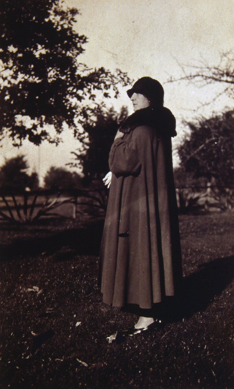 Vintage fotografi av en fransk kvinne i hatt og frakk, ca. 1920 (s/hvitt-bilde) av Unknown photographer