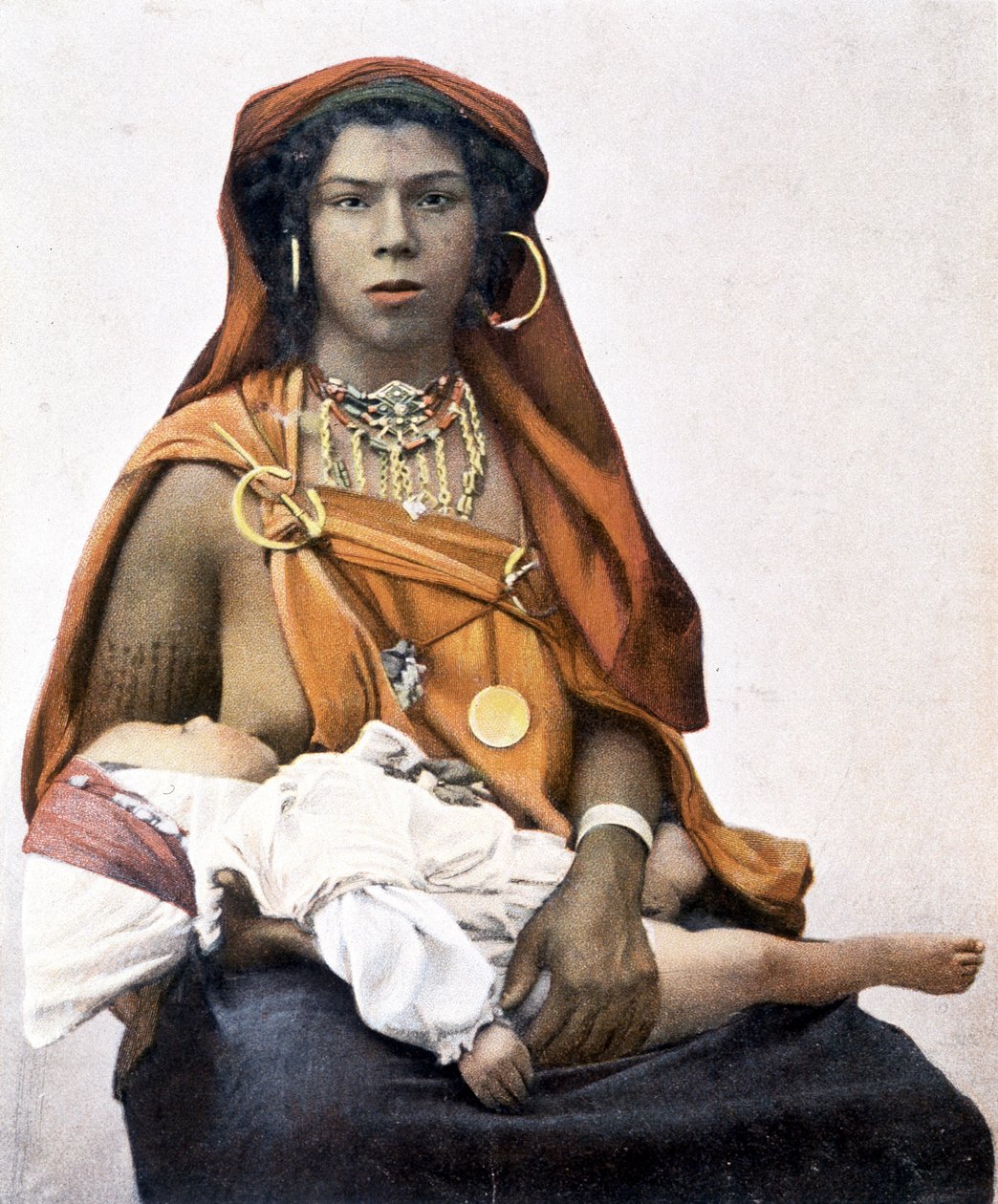Ung berberkvinne som ammer en baby. 1800-tallsfotografering. av Unknown photographer