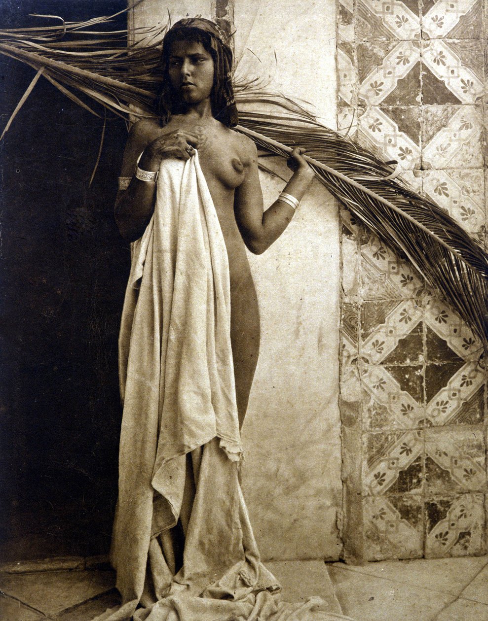 Ung berberkvinne poserer naken. Fotografering rundt 1890 av Unknown photographer