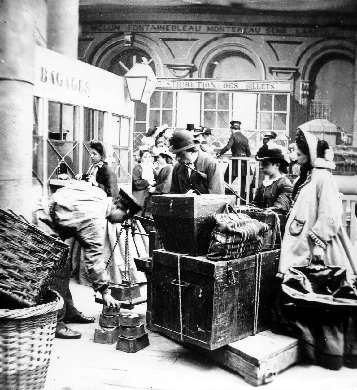 passasjerer som fører tilsyn med veiing av bagasjen i Gare de Lyon i Paris, på tidspunktet for Det andre imperiet i Frankrike av Unknown photographer