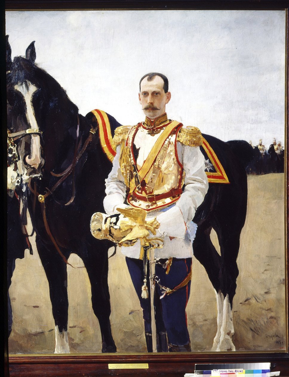 Portrett av storhertug Paul Alexandrovich av Russland (1860-1919). (Portrett av storhertug Paul Alexandrovich av Russland). I uniformen til en offiser for kavaleriet til den keiserlige russiske hæren, nær hesten hans. Maleri av Valentin Alexandrovich Serov av Valentin Aleksandrovich Serov