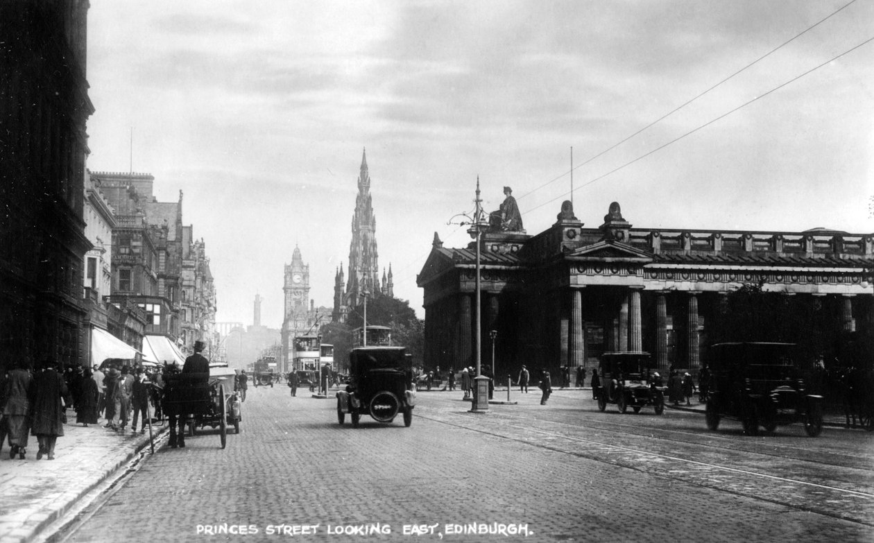 Ser østover langs Princes Street, Edinburgh, tidlig på 1900-tallet. av Valentine and Sons Ltd