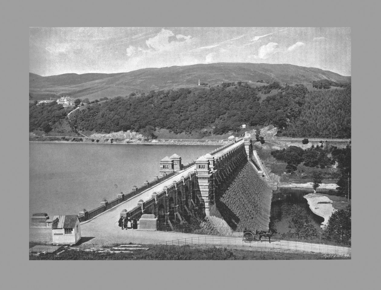 Dammen, Lake Vyrnwy, ca 1900 av Valentine and Sons Ltd
